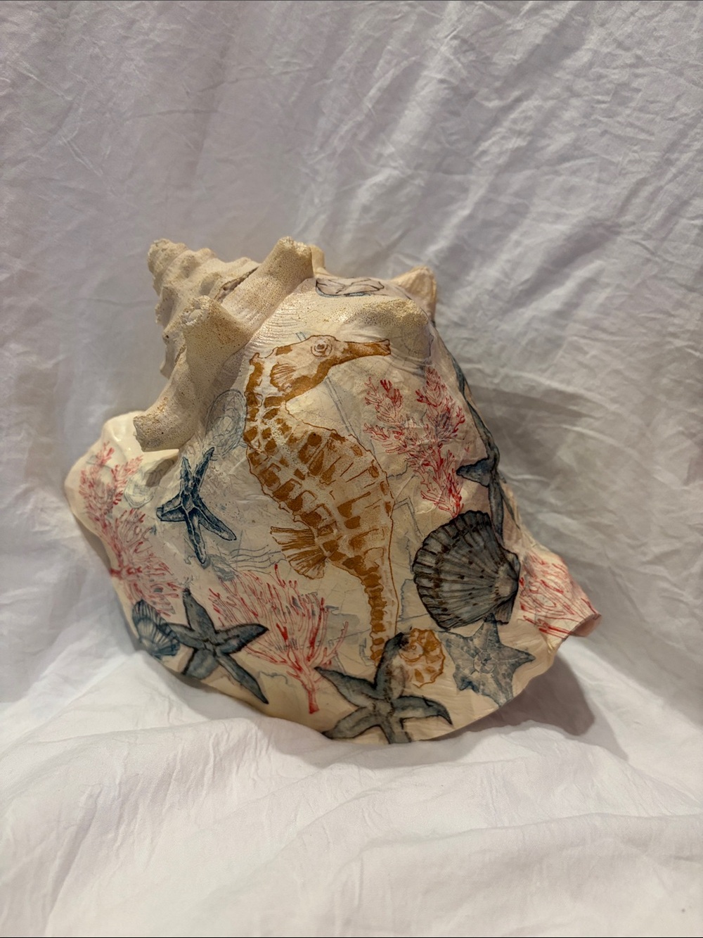 Decorative Seashell Sculpture with Seahorse Motif - Neutral Tones